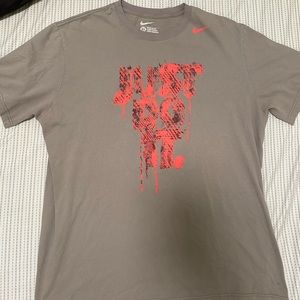 Nike just do it shirt. Only been worn a few times. it’s an extra large.